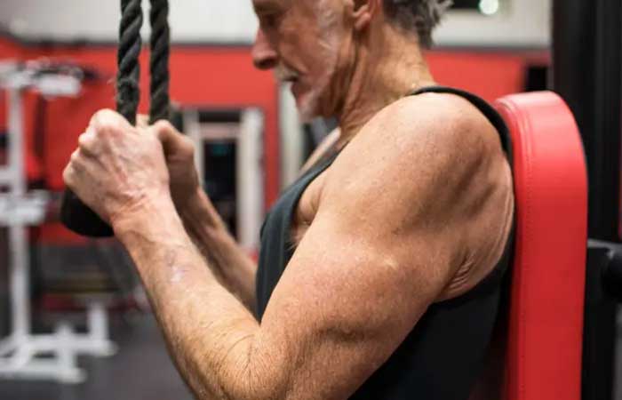 Por que você deve focar em ganhar músculos – e não em emagrecer – conforme fica mais velho