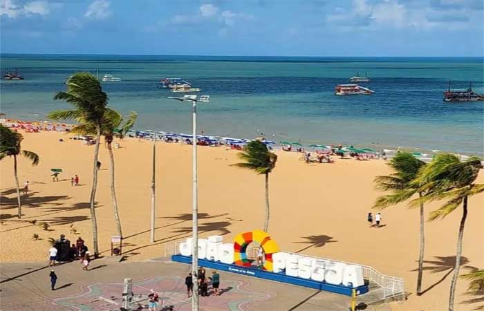 ‘Esgotei’: população de João Pessoa se mobiliza contra poluição nas praias