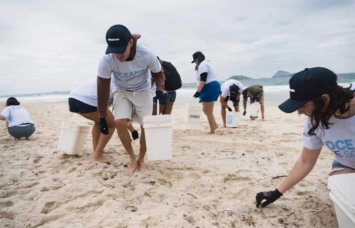 Praia da Barra recebe mutirão de limpeza no Dia Mundial dos Oceanos