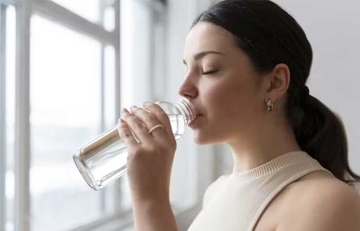 Beber essa quantidade de água por dia traz benefícios à saúde, segundo especialistas