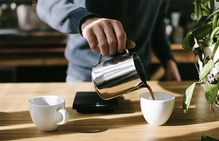 Até que horas você pode tomar café sem afetar o sono? Estudo responde