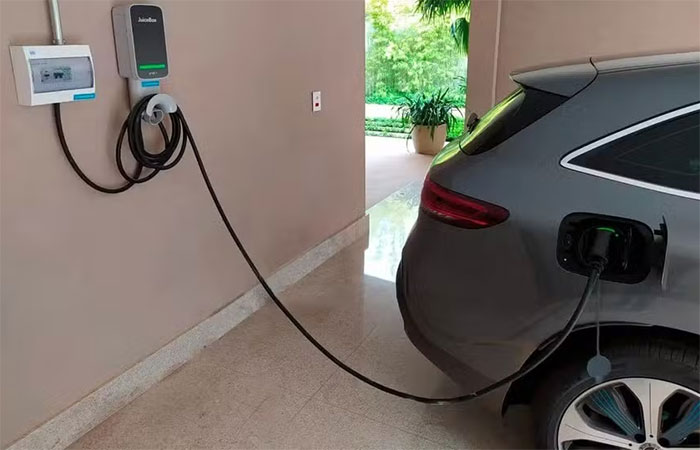 Como o chuveiro da sua casa ajuda a recarregar carros elétricos