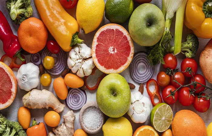 Antioxidantes de frutas e flores coloridas podem reduzir danos dos microplásticos no corpo, diz pesquisa