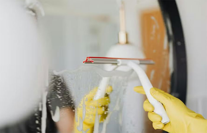 Como limpar manchas de espelhos: confira dicas e truques práticos