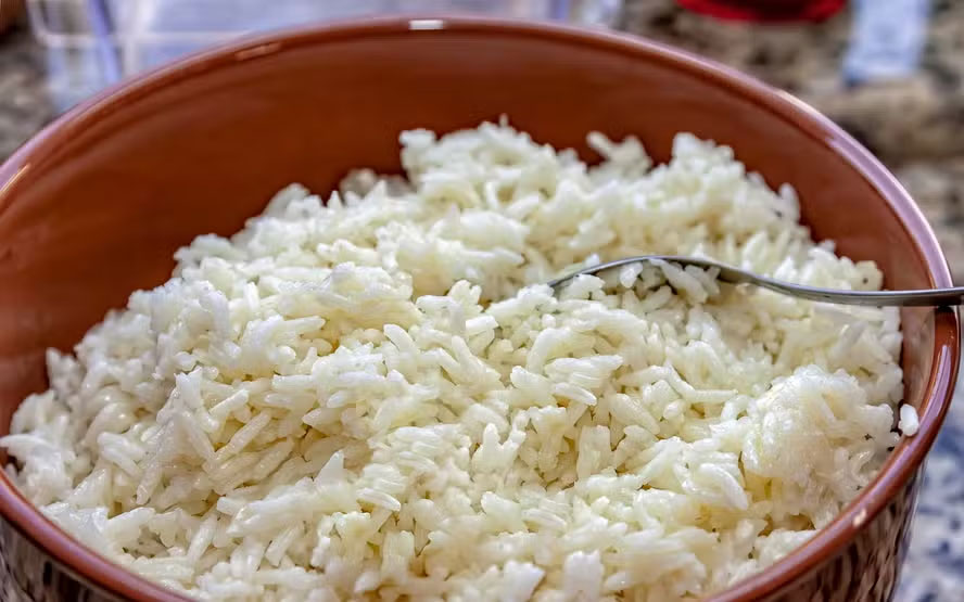 Arroz está se tornando mais tóxico com mudanças climáticas, aponta novo estudo