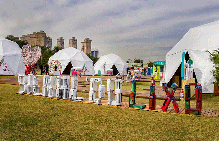 Chinelos descartados nas praias viram arte na Bienal do Lixo