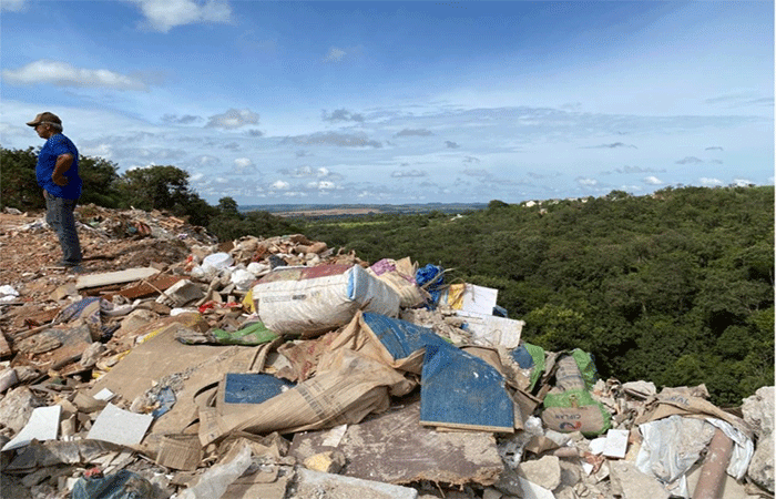 Brasil vive crise silenciosa com lixões urbanos: entulhos contaminam água e solo em áreas residenciais