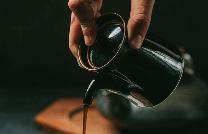 Por que um café esfria mais rápido do que chá no mesmo bule?