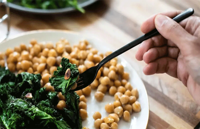 Quais vitaminas são essenciais para a saúde e quais alimentos oferecem a maior variedade?