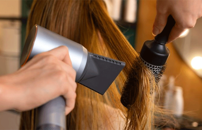 Produto de cabelo sob calor do secador produz poluição equivalente a do trânsito