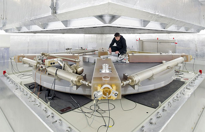 Oscilação da Terra no espaço é medida do solo com laser de anel