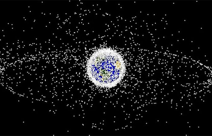 Há uma nova ideia para remoção de lixo espacial: usar o escapamento de um motor