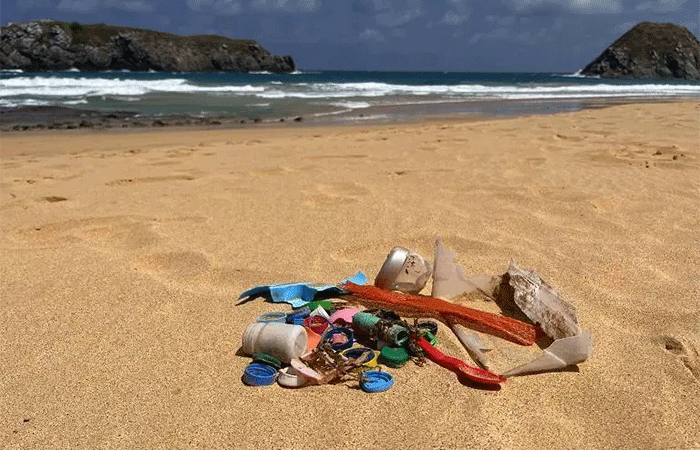 Maré de plástico atinge praias de Fernando de Noronha; veja vídeo