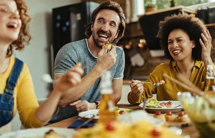 Médico especialista em perda de peso recomenda o melhor horário para parar de comer e aumentar queima de gordura