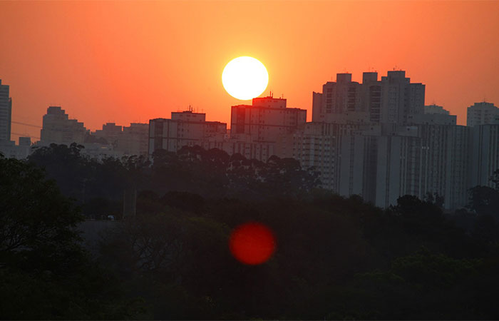 Mudanças climáticas representam risco crescente de calor extremo em casas populares
