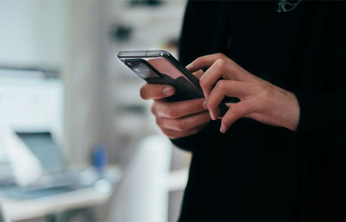 O celular está coberto de germes, mas você não deveria limpar de qualquer jeito