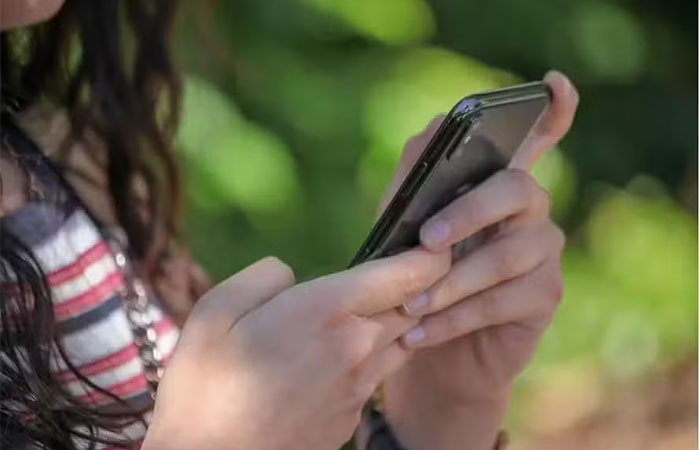 Pele irritada? Pode ser o celular! Dermatite de tela é o novo mal causado pelo uso excessivo de eletrônicos