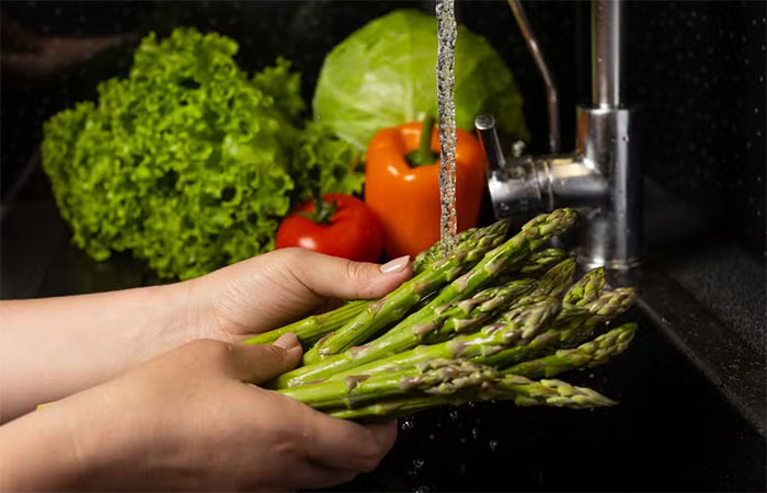 O erro comum na hora de lavar frutas e verduras que pode fazer mal à saúde