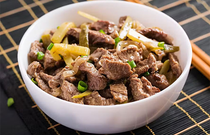 A carne vermelha é vilã? Estudo desafia mitos comuns sobre a relação do alimento com as doenças cardiovasculares