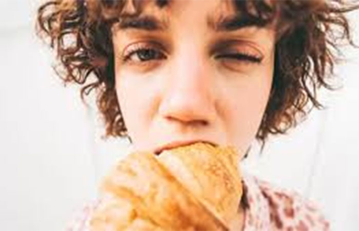 Por que comemos demais quando estamos estressados (e como evitar isso)