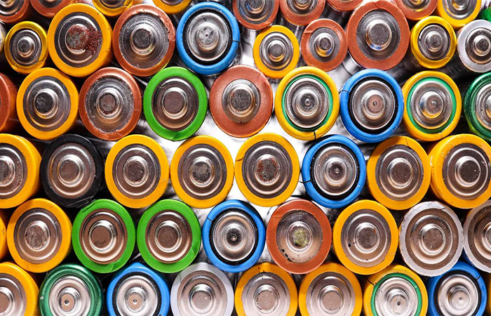 Nova técnica barateia recuperação de lítio de baterias usadas