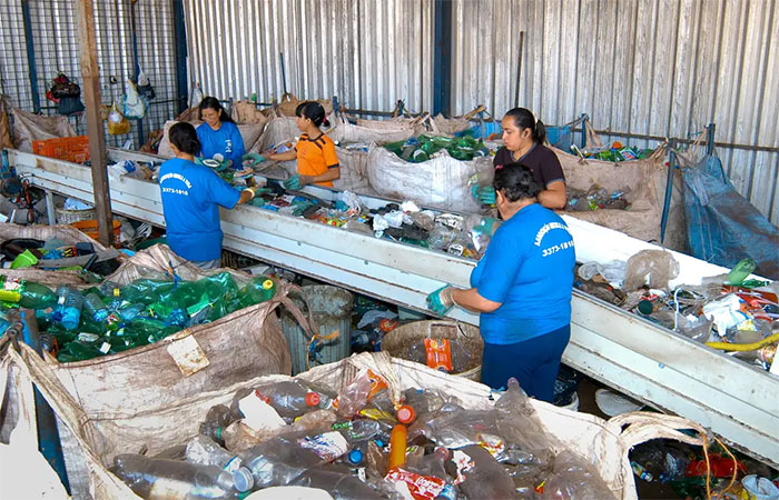 Plásticos não recicláveis geram perdas e sobrecarga a catadores no Rio