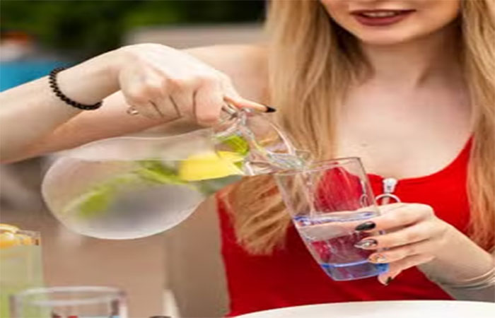 Beber água entre os drinks e os pratos pesados das festas faz diferença para o corpo?