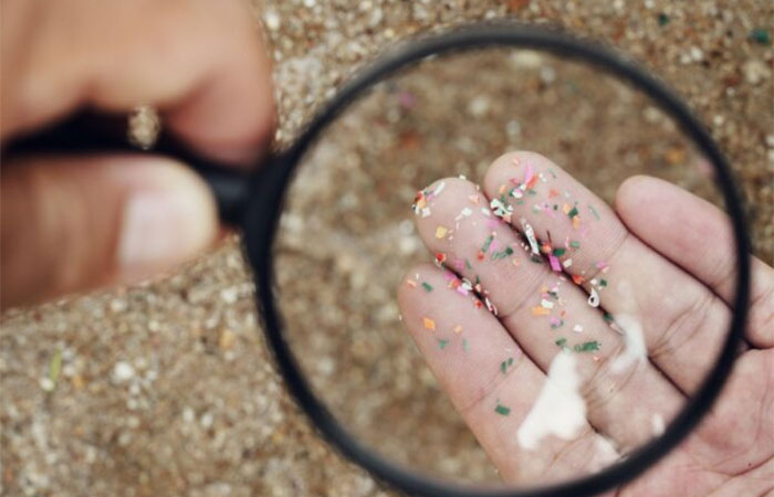 Microplásticos nas praias: a ameaça invisível que está transformando nossos oceanos