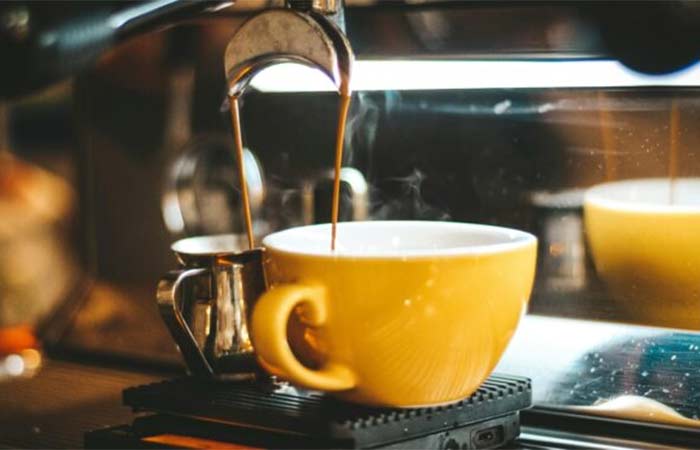 Para que serve tomar um copo de água antes do café e por que todos recomendam