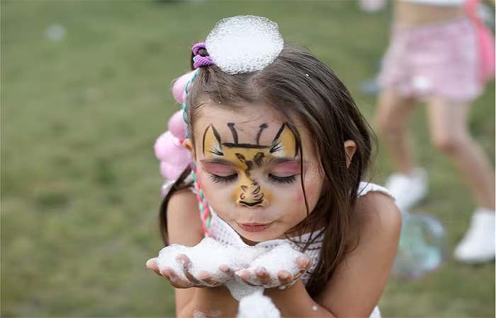 Espuma de carnaval faz mal? O que os pais precisam saber antes de usar com crianças