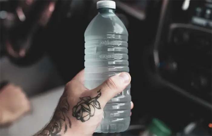 Água engarrafada tem muito mais plástico do que a água da torneira, aponta estudo