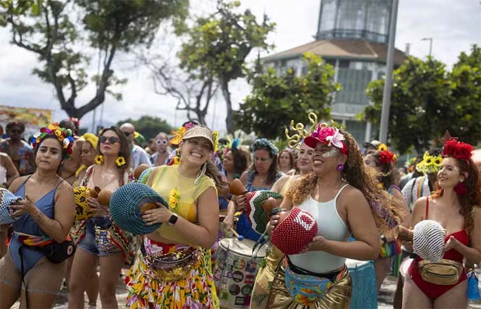 Dentista dá dicas para cair na folia sem esquecer da saúde bucal