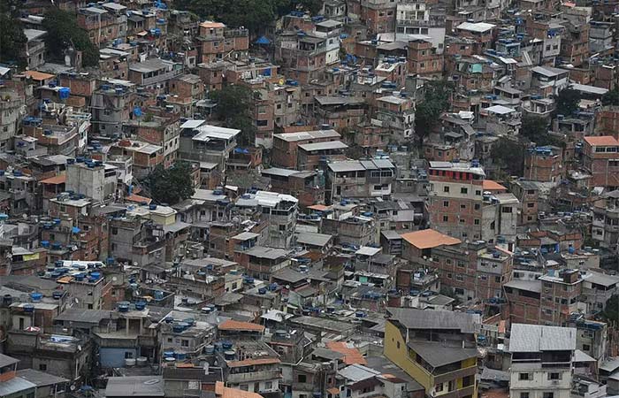 Saneamento precário amplia risco ambiental em favelas e mostra exclusão estrutural nas cidades brasileiras; estudo aponta soluções