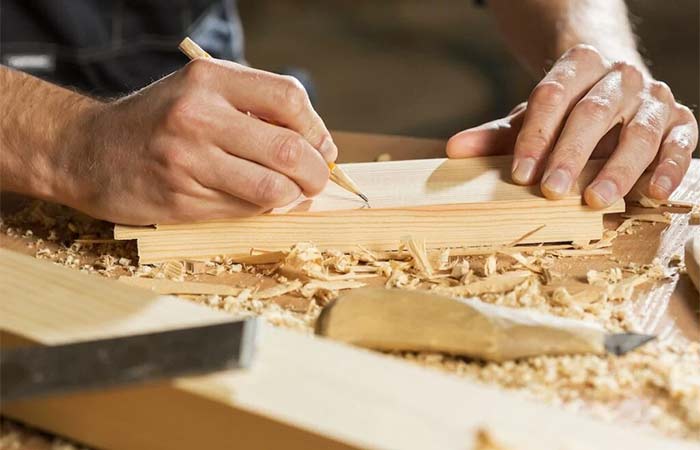 Curso ensina marcenaria básica com materiais reaproveitados