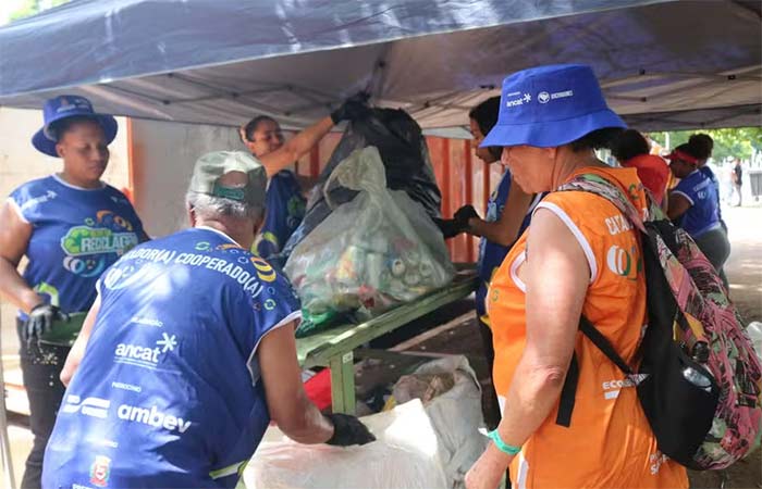Bloco da Reciclagem recupera 25 toneladas de alumínio e plástico no Carnaval de SP