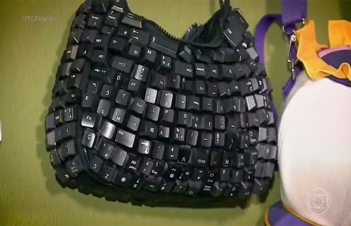 Empreendedora de Joinville fatura R$ 5 mil com bolsas feitas de teclados e retalhos de jeans