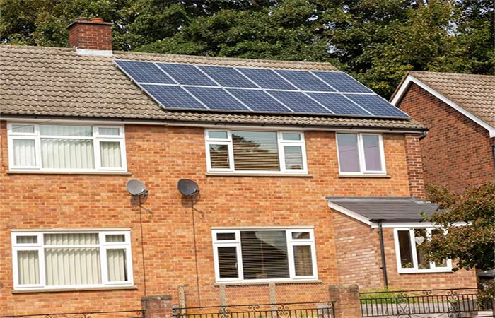 Novas casas vão precisar ter painéis solares e aquecimento de baixo carbono, determina governo do Reino Unido