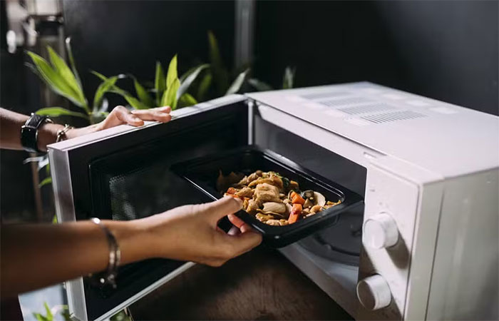 Reaquecer comida “reinicia” o prazo de validade? Entenda quantas vezes é seguro esquentar alimentos