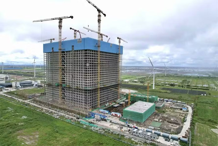 Parece uma torre abandonada, mas é uma bateria gigante que armazena energia