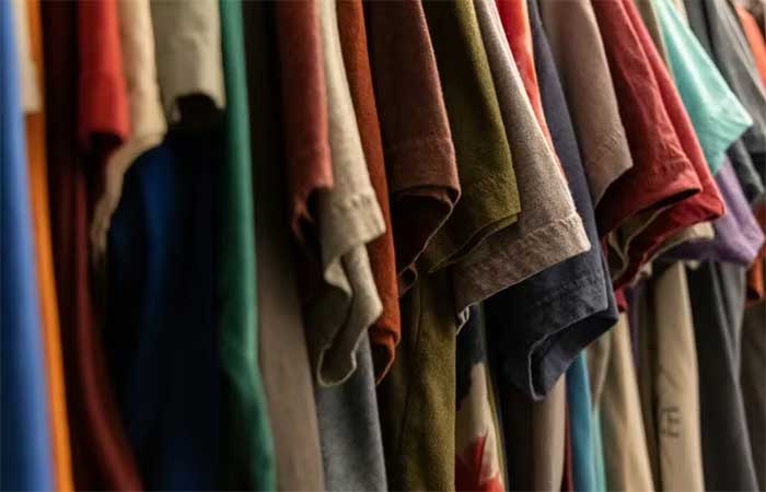 Quase metade do material usado para fabricar camisetas no mundo vai para o lixo