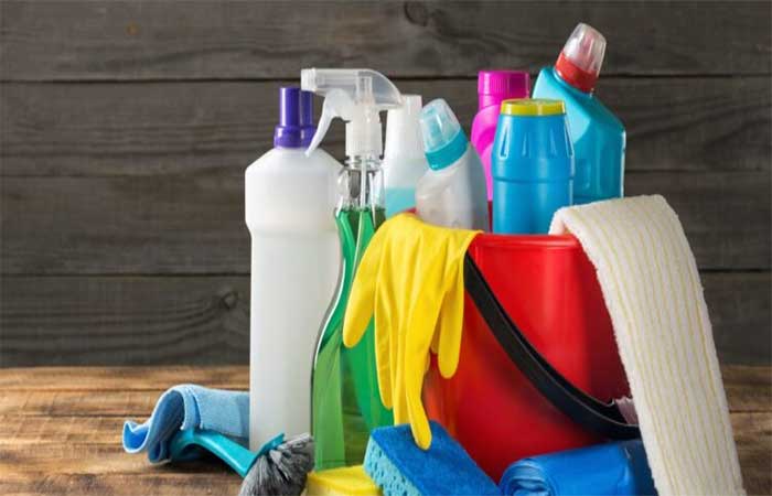 Misturar produtos de limpeza não melhora a limpeza e pode causar risco à saúde
