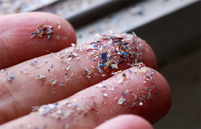 Microplásticos esquentam atmosfera e podem ter efeito comparável ao de 200 usinas a carvão