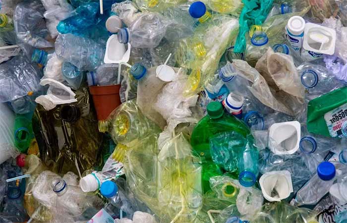 É possível fazer um “detox” de plástico? Entenda o que diz a ciência