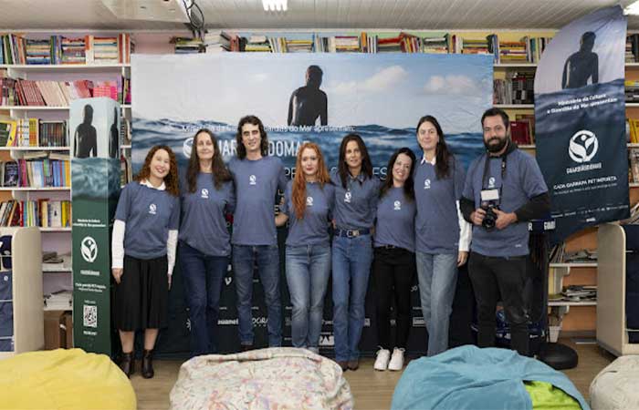 Ex-aluna retorna à escola pública onde estudou e mobiliza mais de 100 crianças para transformar plástico em proteção aos oceanos