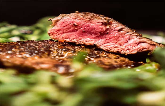 Comer hambúrgueres malpassados aumenta o risco de intoxicação alimentar; saiba por que isso acontece