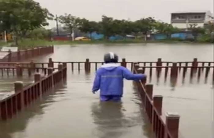 Tufão força evacuação de 2 milhões no Japão e causa enchentes em Taiwan