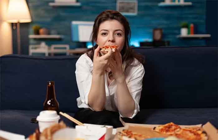 ‘Eu mereço’: comer por razões emocionais é um problema? Especialista ensina como lidar