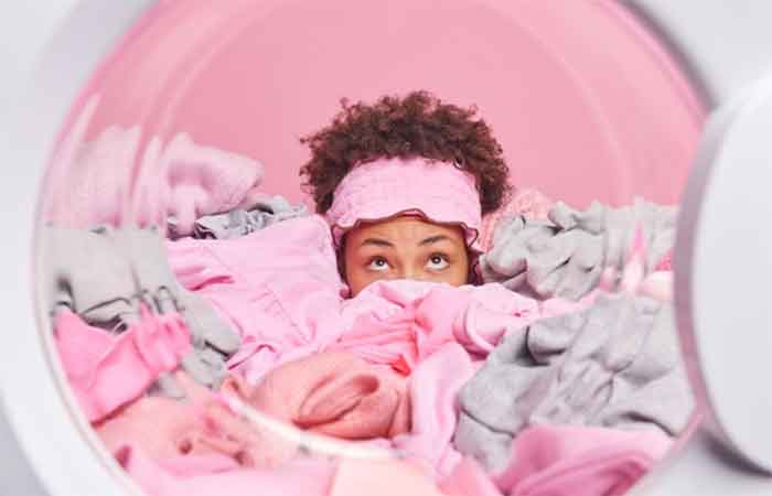 A roupa lava, mas o plástico fica: até 35% dos microplásticos do oceano vêm do que vestimos