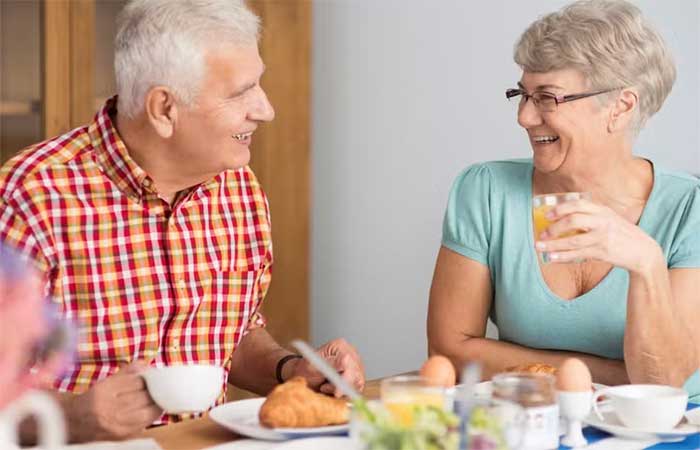 Comer proteína em todas as refeições ajuda a manter a força após os 60 anos