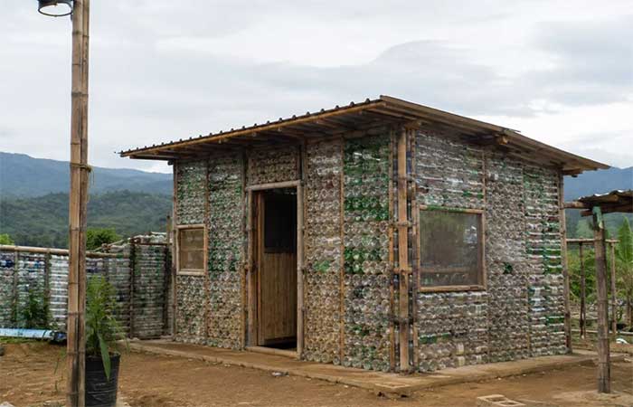 Faxineira juntou dinheiro por 9 anos para comprar um terreno e criar o filho, e ergueu a casa com 7 toneladas de plástico reciclado no lugar de tijolos para criar seus filhos